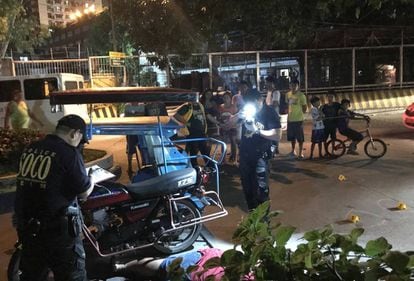 A polícia forense fotografa a cena do assassinato de Jade Manuel Cazcarro em Manila.