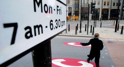 Um homem cruza uma rua dentro do 'Congestion Charge Zone', em Londres.