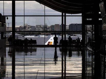 Um avião da Iberia, visto do terminal T4 do aeroporto de Madri-Barajas.