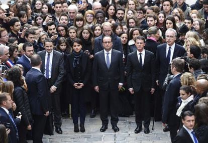 Hollande (centro) e outras autoridades fazem um minuto de silêncio.