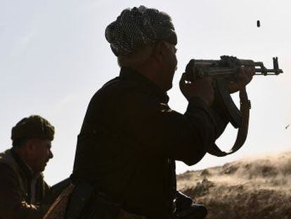 O comando ‘peshmerga’ repreende seus soldados ao enfrentar uma resistência feroz do EI na frente de Bashiqa, a alguns quilômetros de Mossul