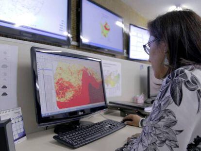 Mulher trabalha no mapa do Monitor de Secas do Nordeste Brasileiro.