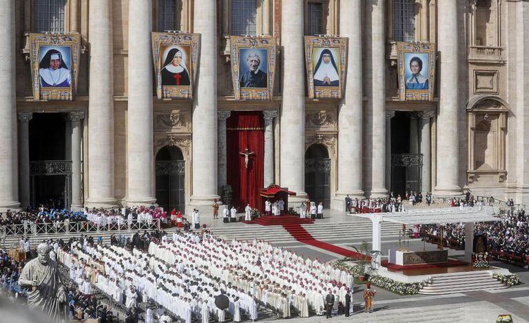 Irmã Dulce é canonizada no Vaticano.