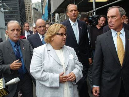 Alicia Esteve fingiu ser uma das sobreviventes dos atentados do 11-S e chegou a presidir uma associação em memória das vítimas. Na fotografia, com o prefeito Bloomberg (direita) e o ex-prefeito Giuliani (atrás), em 2005.