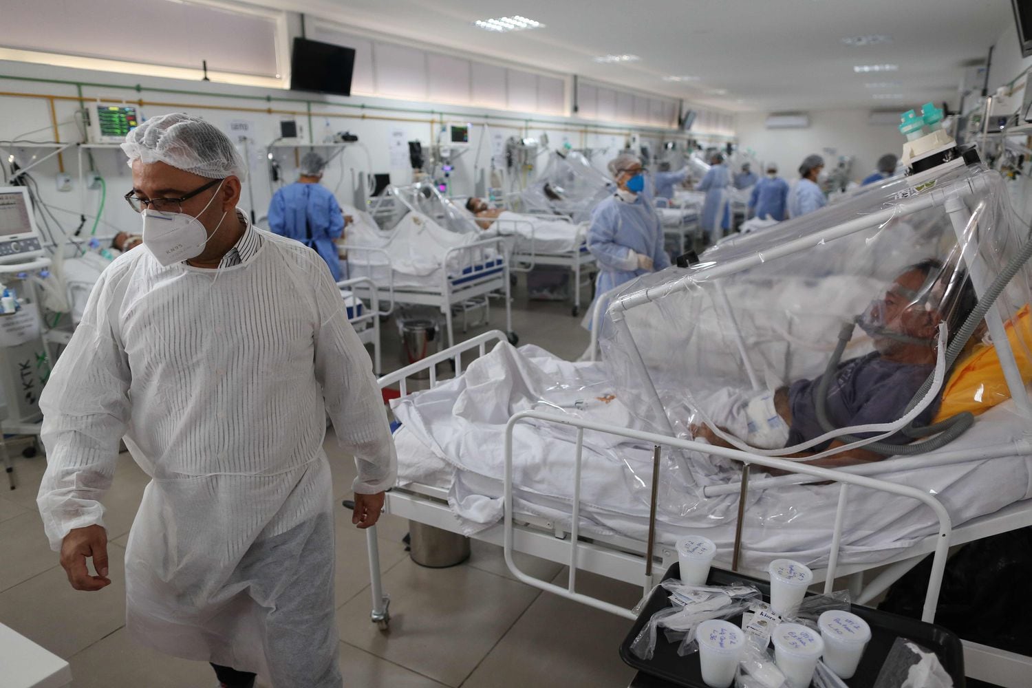 Trabalhadores da saúde e pacientes em uma UTI de covid-19 no Hospital Gilberto Novaes, em Manaus.