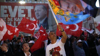 Apoiadores do “sim” à reforma constitucional pelas ruas de Istambul