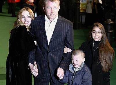 Madonna e Guy Ritchie, com Lourdes María e Rocco, em 2004.