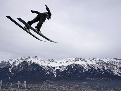 Competidor treina salto para o torneio Four Hills, na Áustria.