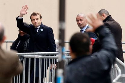 Emmanuel Macron chega à sede do Em Marcha!, nesta segunda-feira.