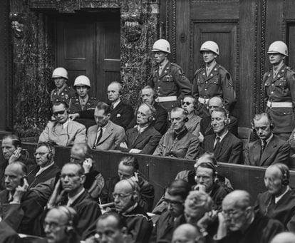 Os julgamentos de Nuremberg na sessão de 30 de setembro de 1946. A partir da esquerda, Hermann Göring (com óculos pretos), Rudolf Hess, Joachim von Ribbentrop, Wilhelm Keitel, Ernst Kaltelbruner e Alfred Rosenberg