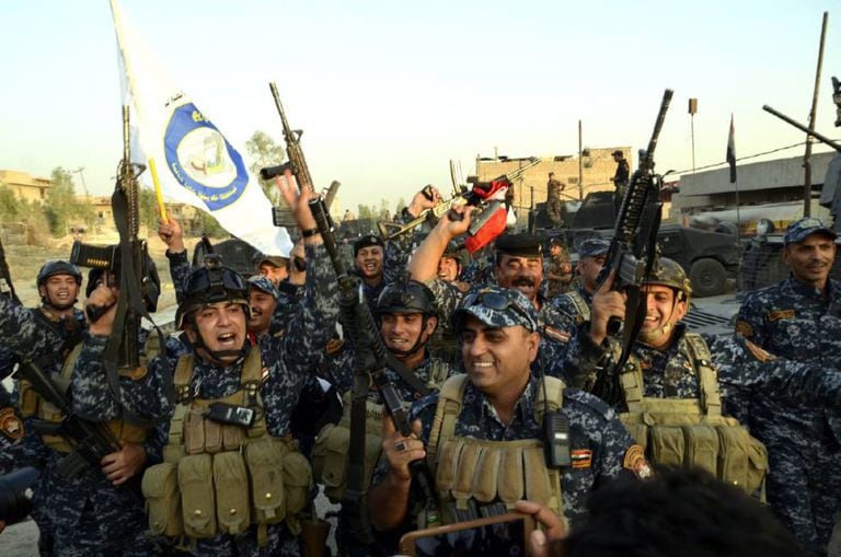 Soldados iraquianos celebram no centro de Mosul a retomada da cidade