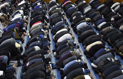Muçulmanos rezam em uma mesquita.