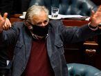 Uruguayan former president (2010�2015) Jose Mujica waves goodbye after presenting his resignation as senator, at the Congress in Montevideo on October 20, 2020. - Mujica and ex-president (1985-1990 and 1995-2000) Julio Maria Sanguinetti presented their resignations to the Senate in the same session. Mujica retires definitively from active politics. Sanguinetti said he did so mainly motivated by the need to attend the general secretariat of the Colorado Party, his journalistic activities and editorial correspondents. (Photo by Pablo PORCIUNCULA / AFP)