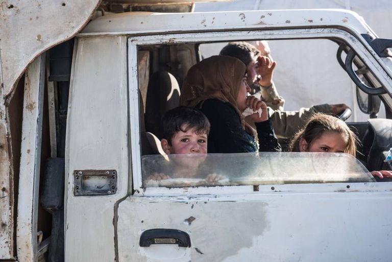 Centenas de refugiados sírios voltam de Arsal (Líbano) para o seu país.