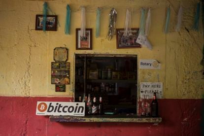 A pequena loja de Roxana à beira-mar na praia El Zonte recebe Bitcoin desde esta semana.