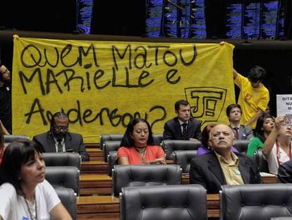 Protesto na Câmara de Deputados questiona quem matou Marielle Franco.
