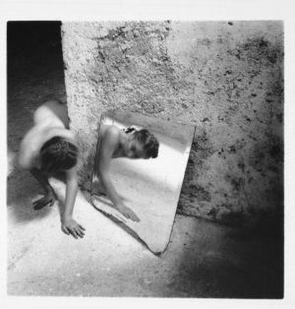 Autorretrato de Francesca Woodman, tirado em Roma em 1978.