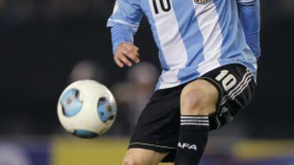 Messi domina a bola durante jogo com a camisa Argentina.