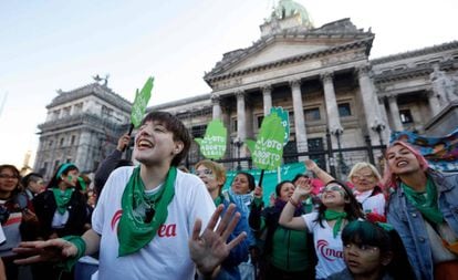 Partidárias da legalização do aborto, nesta terça-feira em frente ao Congresso argentino