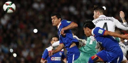 Sergio Ramos finaliza de cabeça contra o Cruz Azul, na semifinal do Mundial de Clubes.