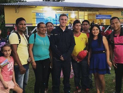 Huck e professores de uma escola no Amazonas.