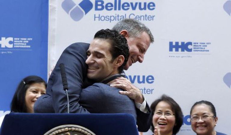 Abraço entre o doutor Craig Spencer e o prefeito Bill de Blasio.