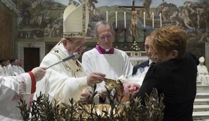 O papa Francisco, durante a tradicional cerimônia do sacramento do batismo.