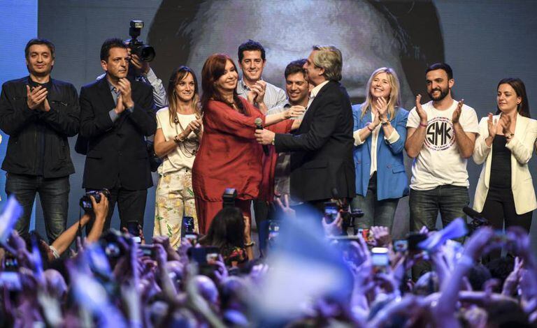 Alberto Fernandez e Cristina Kirchner celebram a vitória nas eleições argentinas.