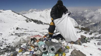 homem recolhe lixo do Everest em 2010