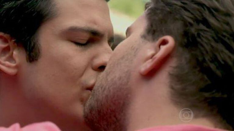Félix e Niko se beijam no final de Amor à Vida.