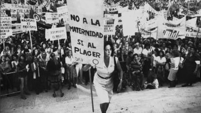 Em 8 de março de 1984, a feminista María Elena Oddone se manifestou com um enorme cartaz em que se lia: “Não à maternidade, sim ao prazer”.