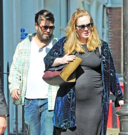 Adele grávida de seu primeiro filho, em 2012.