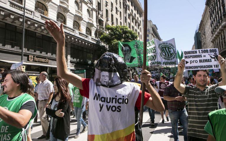 Funcionários públicos protestam na Plaza de Mayo contra as demissões.