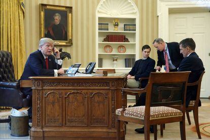 Donald Trump junto a Jared Kushner, Sejam Spicer e Michael Flynn.