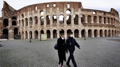 Turistas caminham em frente ao coliseu, em Roma, com máscaras para proteção.


12/03/2020 ONLY FOR USE IN SPAIN