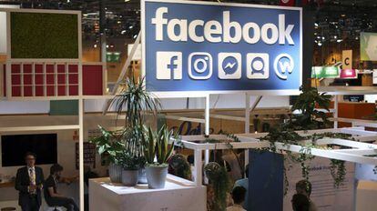 Expositor do Facebook em uma feira tecnológica em Paris.
