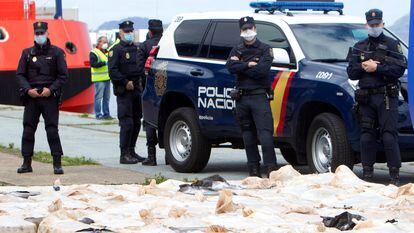 Agentes policiais protegem uma carga de cocaína apreendida na região da Galícia.