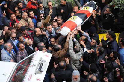 Enterro de Shaima al Sabbagh, líder política que morreu durante os protestos.