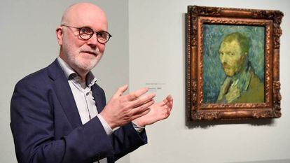O pesquisador Louis van Tilborgh ao lado do retrato de Vincent van Gogh em Amsterdã.