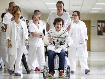 A auxiliar de enfermagem Teresa Romero após receber alta no Hospital Carlos III, em Madri.