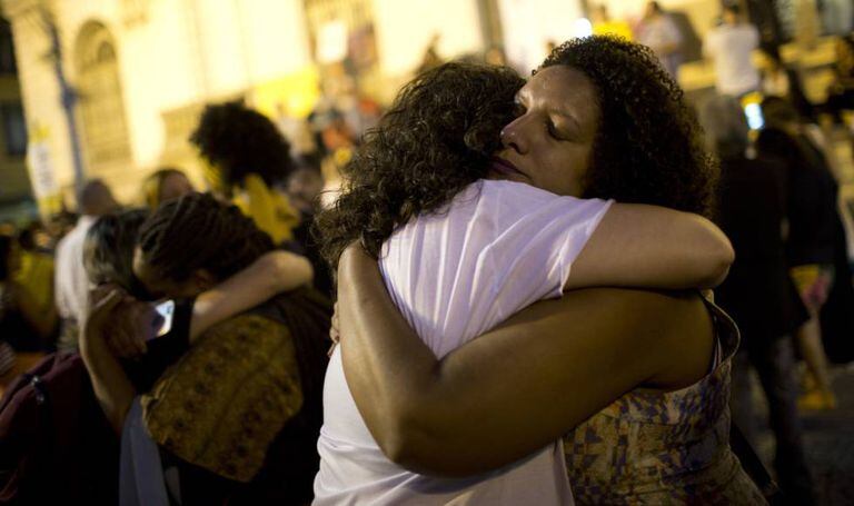 Renata Souza, à direita, consola outra pessoa durante ato em homenagem a Marielle e Anderson, nesta segunda.