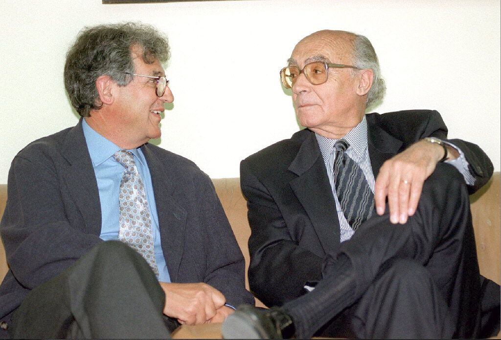 Juan Arias (à esq.) e José Saramago, no Círculo de Bellas Artes de Madri, na Espanha, em 1 de junho de 1996. Arias publicou um livro de entrevistas, uma delas com Saramago.