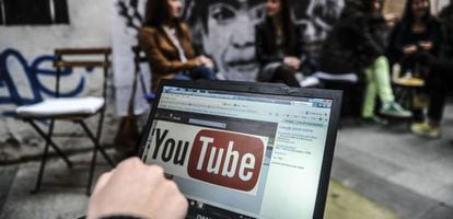 Um usuário mostra o logotipo do YouTube em seu computador, nesta sexta-feira em Istambul.