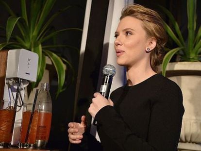 Scarlett Johansson com a máquina de fazer borbulhas Sodastream.