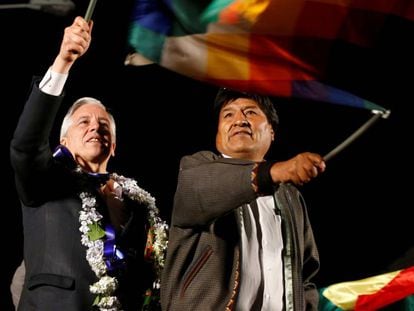 Evo Morales e o vice-presidente Álvaro García nesta segunda-feira em El Alto, Bolívia.