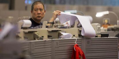 Um agente da bolsa trabalha em uma corretora em Hong Kong (China).