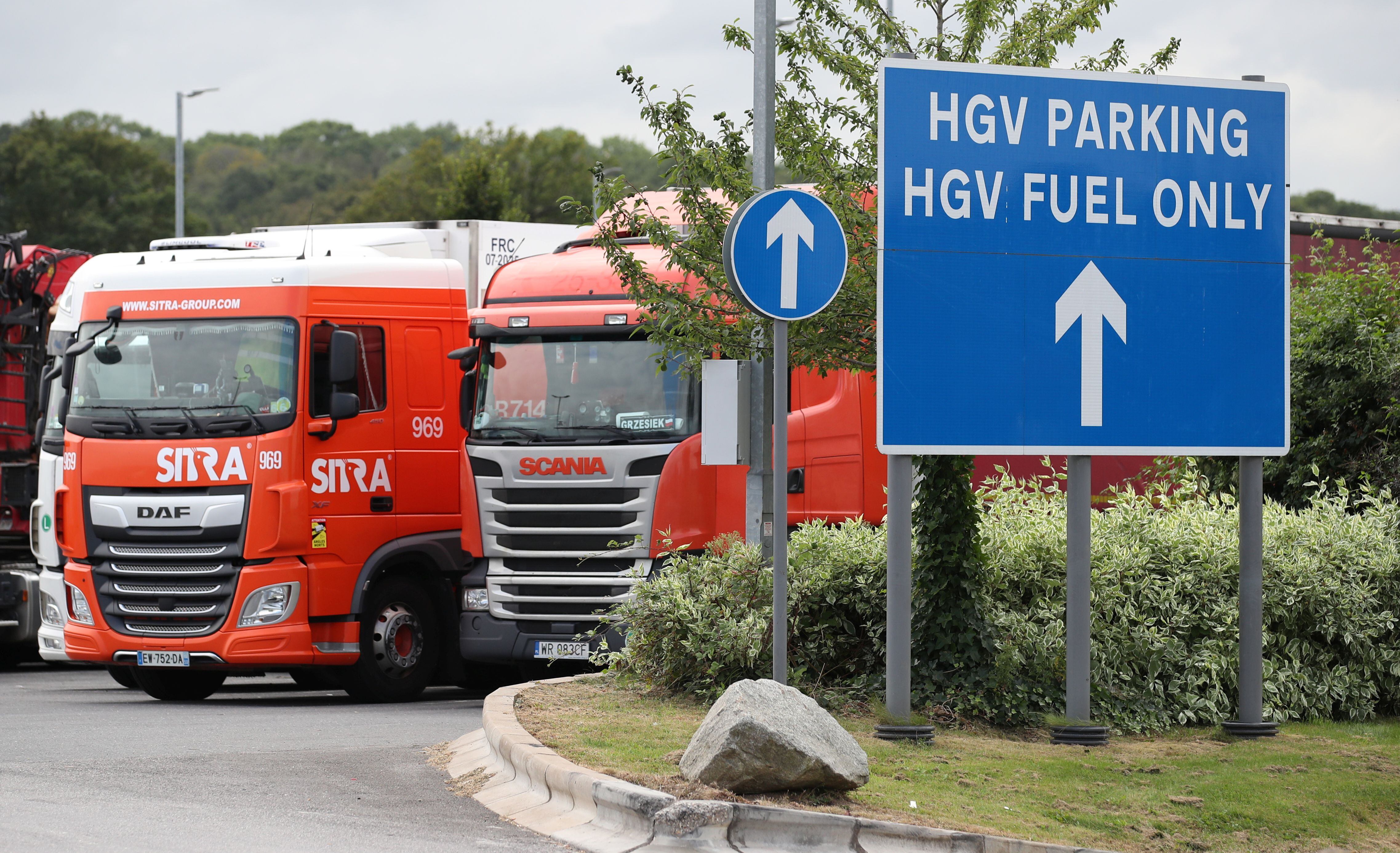 Caminhões com mercadoria pesada na área de descanso de Cobham (Reino Unido), em 31 de agosto. 