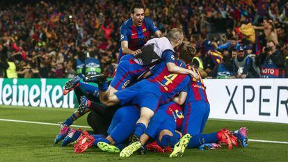 Jogadores do Barça comemoram o sexto gol contra o PSG.