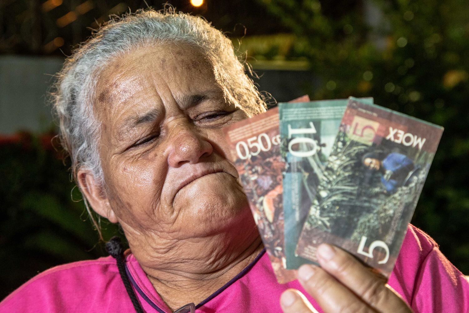 A pescadora Maria Conceição Cardoso mostra a moeda social da Resex de Canavieiras, na Bahia.