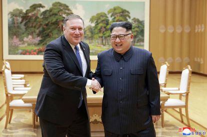 O secretário de Estado dos EUA, Mike Pompeo, e o líder norte-coreano, Kim Jong-un, 9 de maio em Pyongyang.